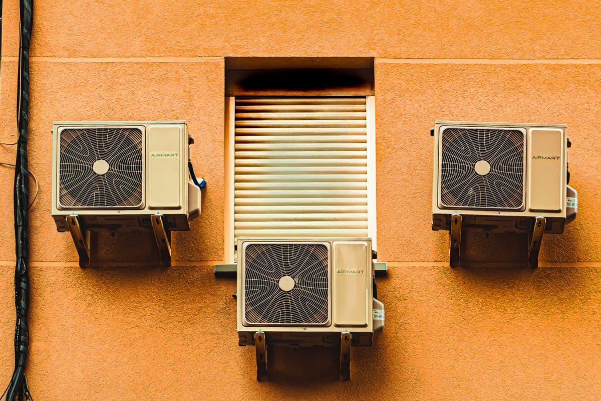 Fachada de edificio con varias unidades condensadoras de aire acondicionado instaladas — Instalación de aires en Bucaramanga y Barranquilla
